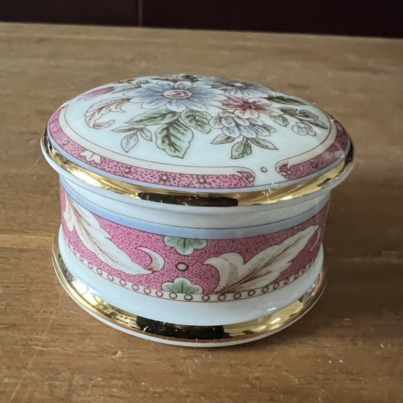 Falcon China,Staffordshire England trinket. Beautiful and in perfect condition. - Picture 5 of 6
